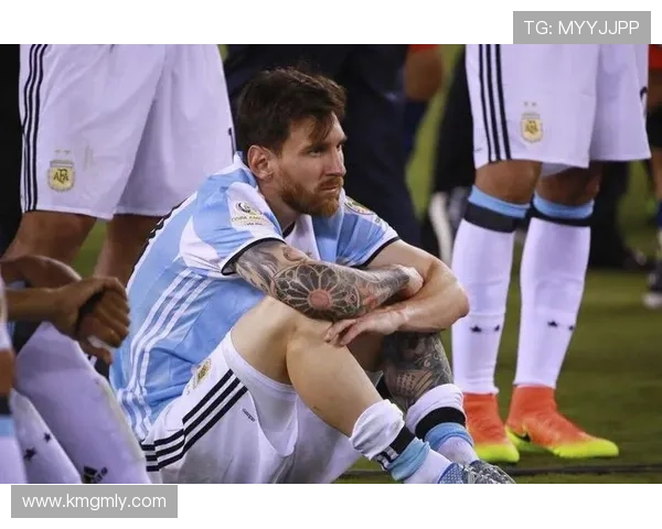 足球明星因球迷感动泪洒赛场展现真情瞬间引发共鸣