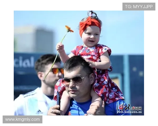 足球明星温情瞬间抱着孩子的感人照片展现父爱如山的动人时刻